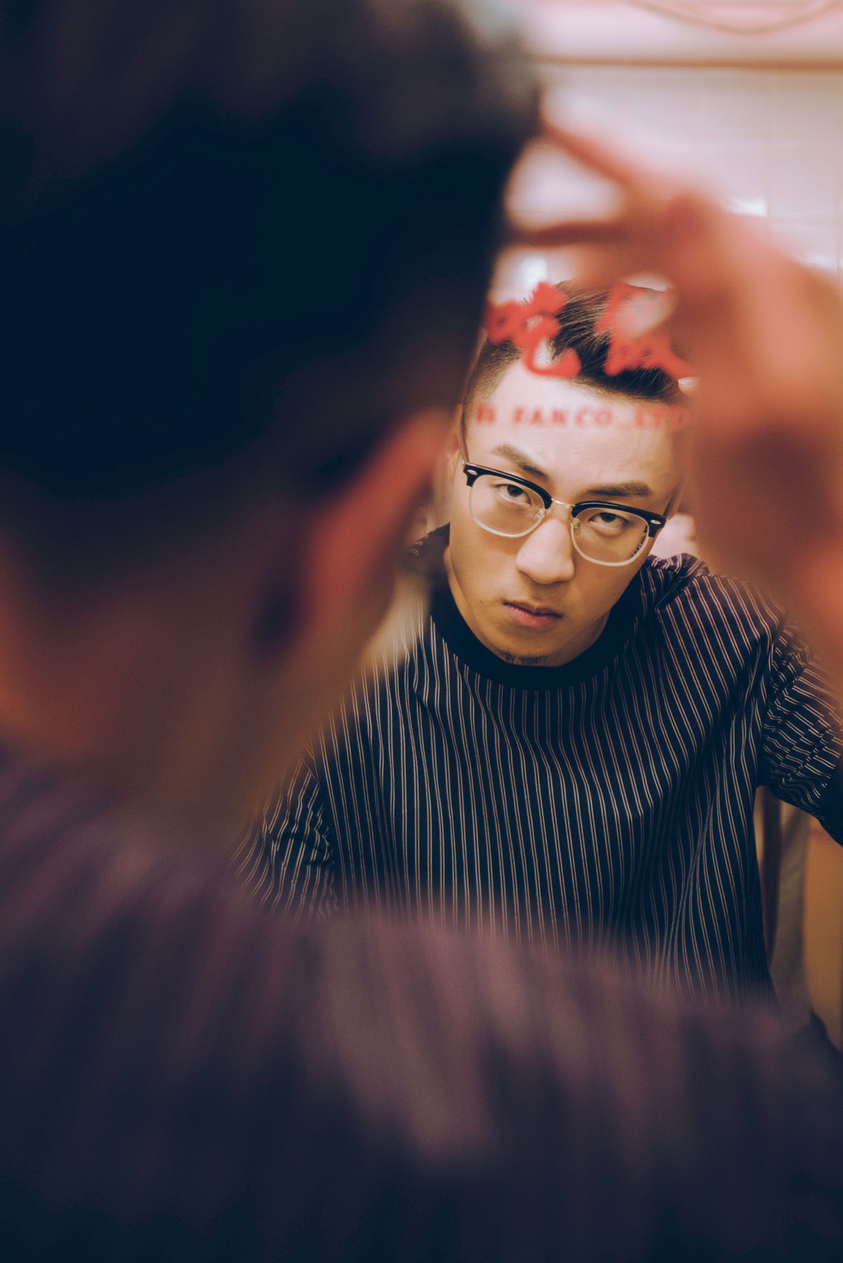 他是新与旧的对立面对话Hollister店铺经理Edward