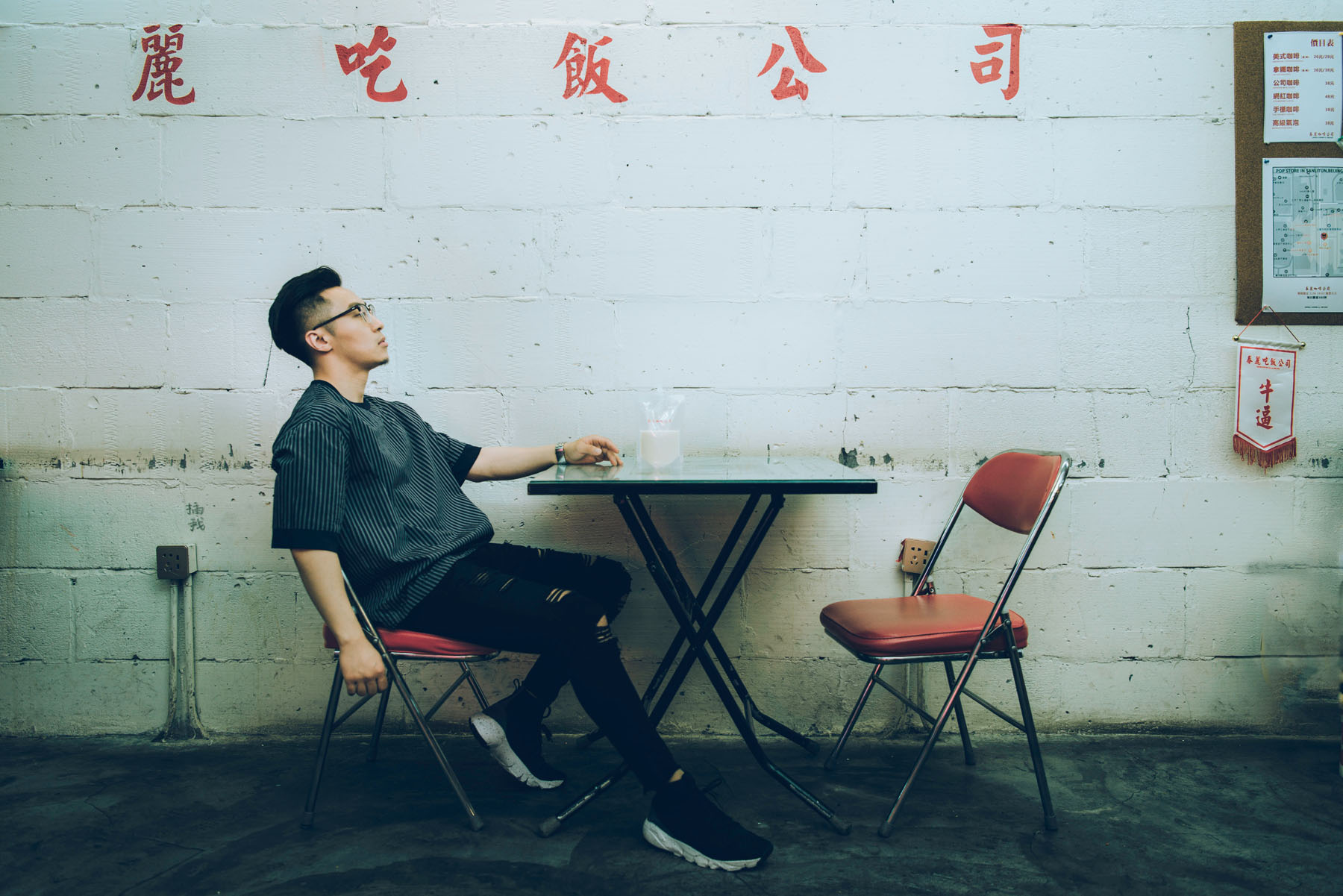 他是新与旧的对立面对话Hollister店铺经理Edward