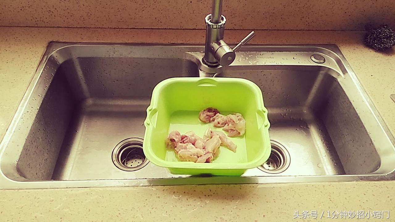 清洗鸡腿用淀粉还是面粉,清洗鸡腿