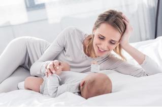 妈妈生完宝宝后奶痛怎么办,妈妈生完孩子奶少怎么办