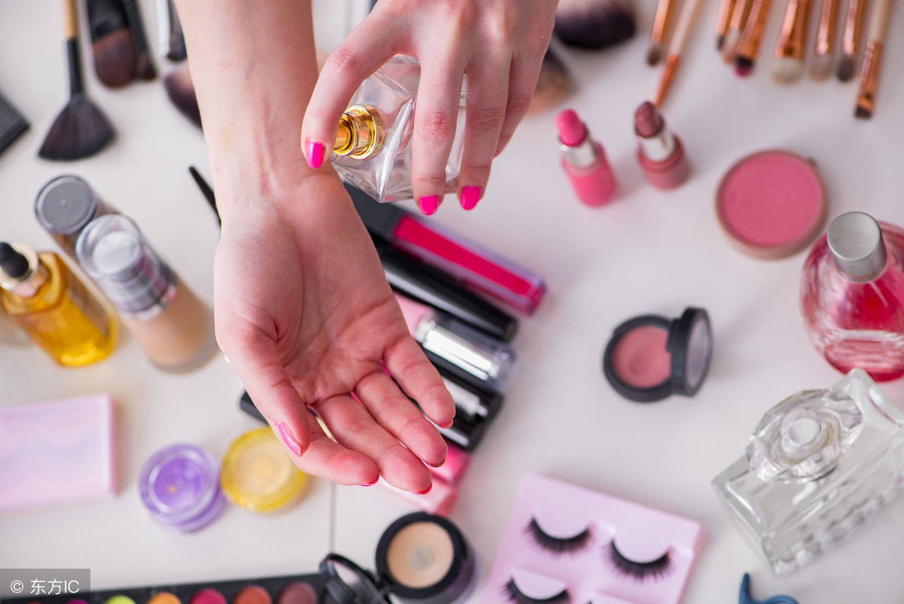 脸部脱皮发红发痒一招解决,脸部容易红和痒什么原因