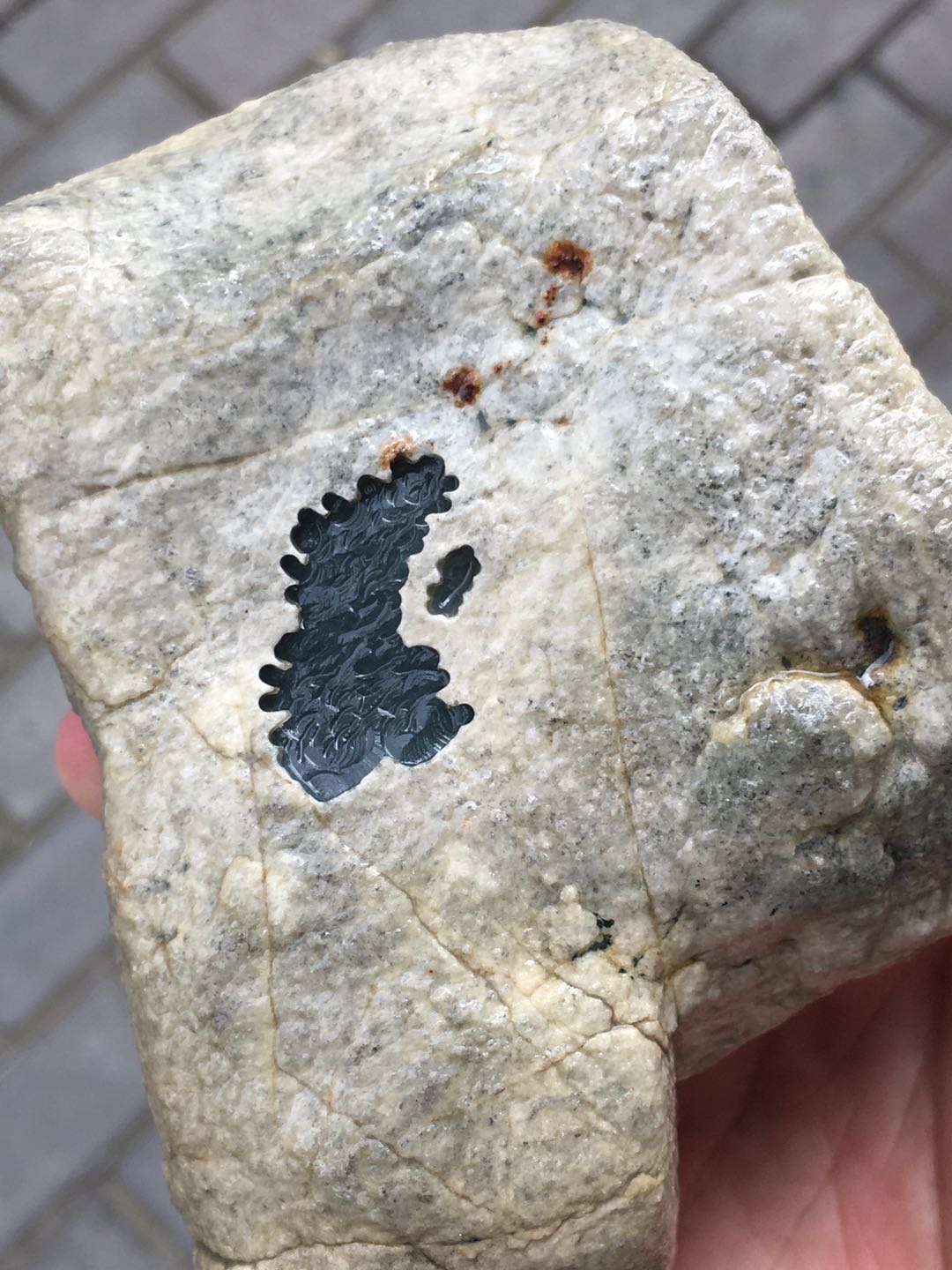 假皮莫西沙原石开窗打灯表现视频,莫西沙开窗要不要把白雾层擦掉