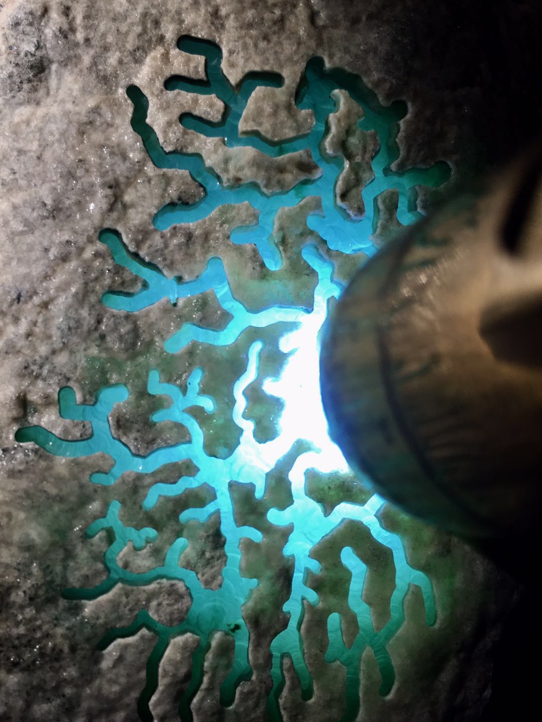 假皮莫西沙原石开窗打灯表现视频,莫西沙开窗要不要把白雾层擦掉