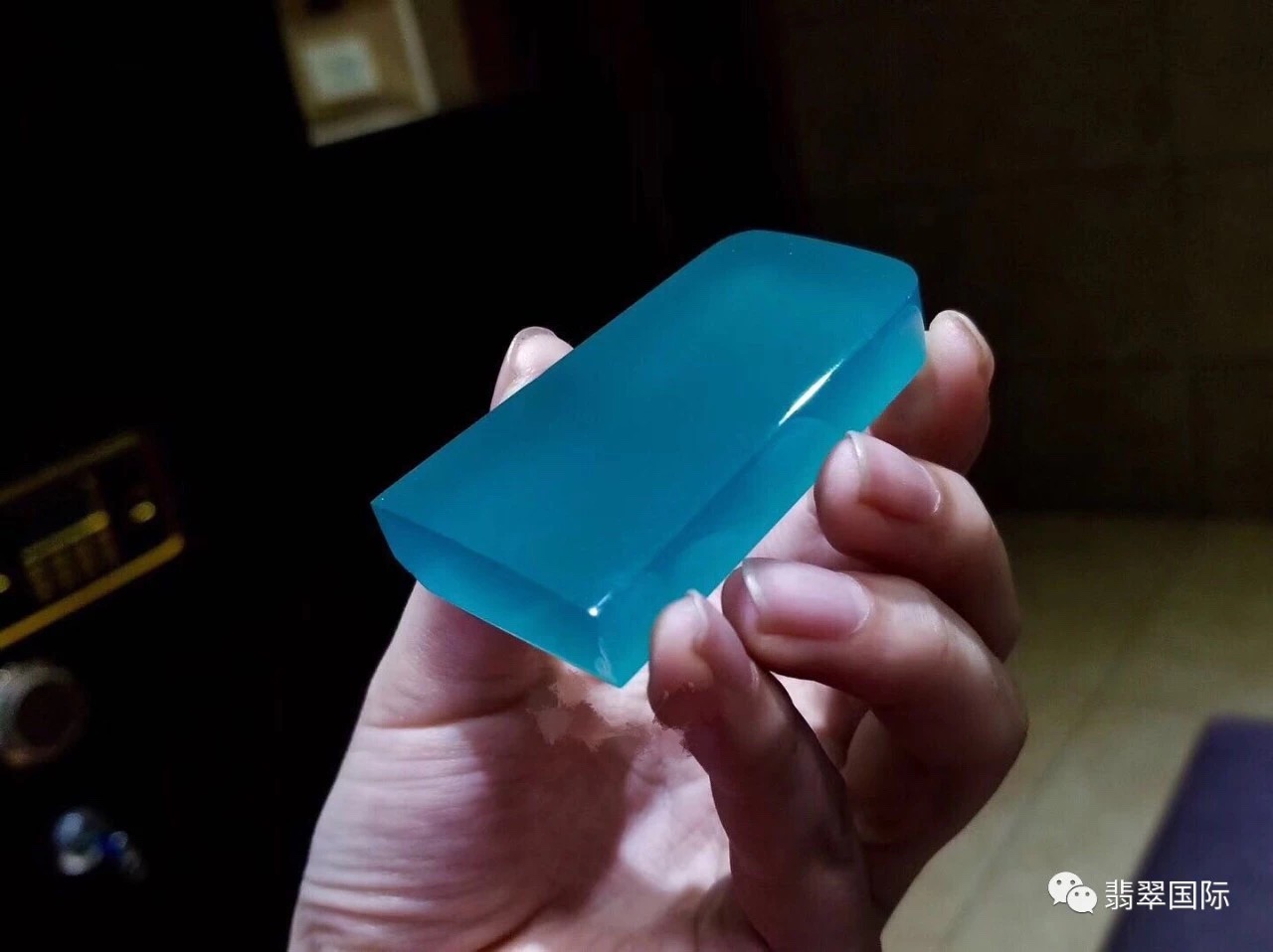 假皮莫西沙原石开窗打灯表现视频,莫西沙开窗要不要把白雾层擦掉