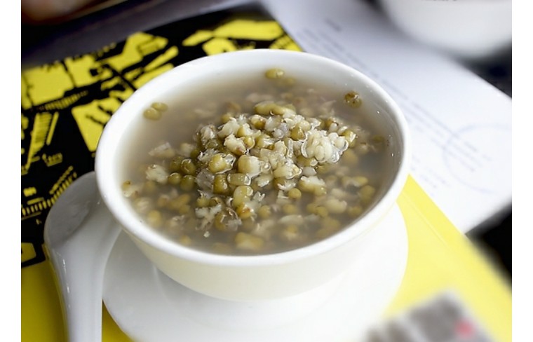 夏天宝宝低烧可以盖被子吗,小孩一到夏天就低烧