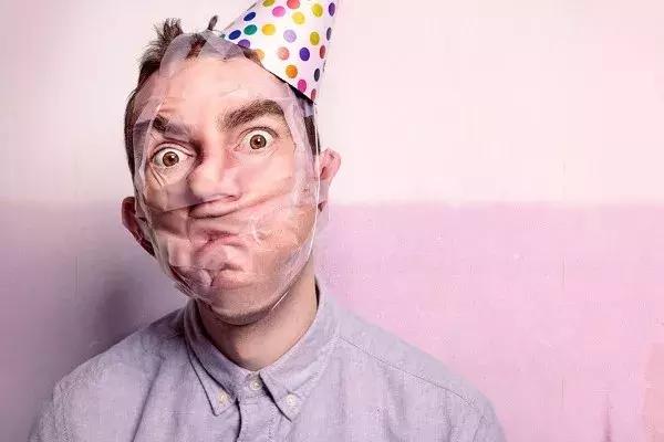 可怕!她把痔疮膏当眼霜涂了以后……差点儿毁容了!