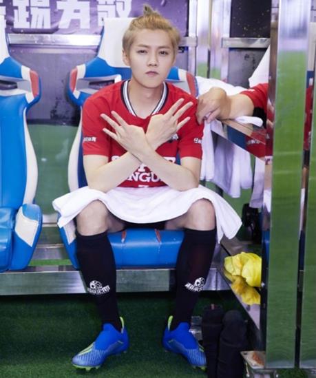 国足队长身形遭黑，连累鹿晗无辜躺枪，网友：鹿晗与英超失之交臂