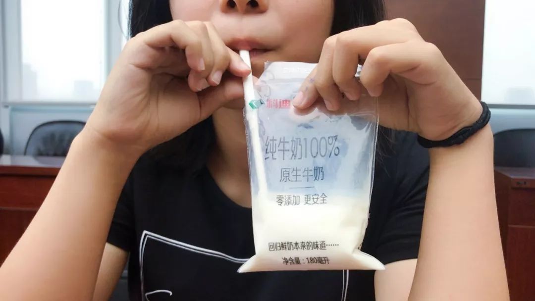 小早亲测：看得见的“透明奶”，真的更新鲜更好喝吗？真相是……