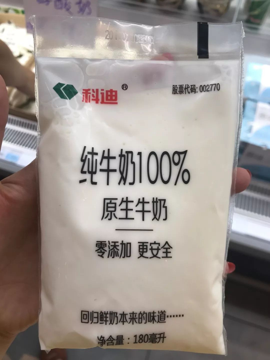 小早亲测：看得见的“透明奶”，真的更新鲜更好喝吗？真相是……