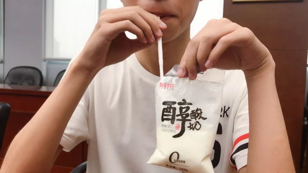 小早亲测：看得见的“透明奶”，真的更新鲜更好喝吗？真相是……