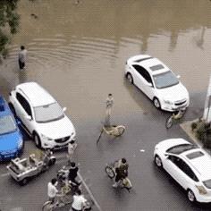 3岁女儿*拍偷**照流出，微信群全炸了：你怎么把孩子教成这样了？！