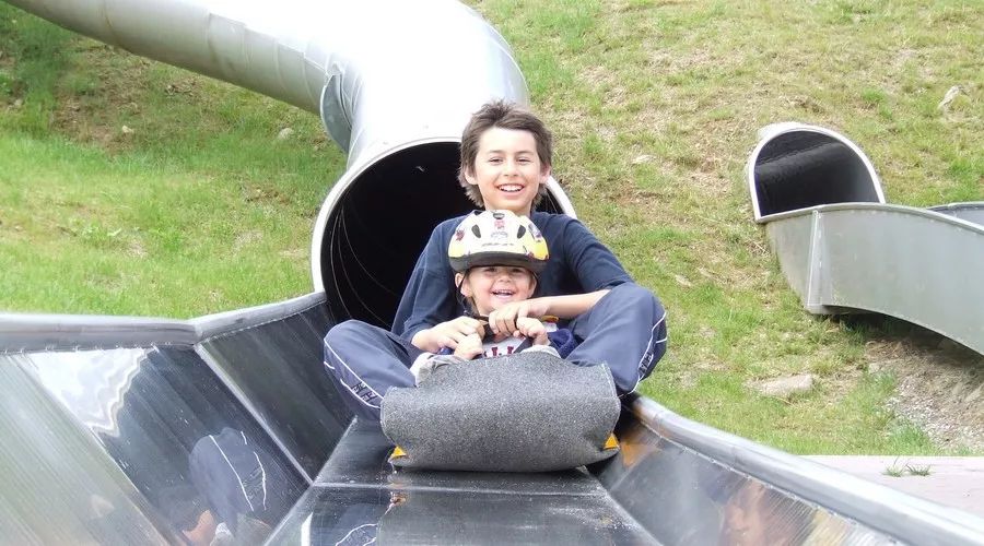 幼儿玩滑梯的安全规则简图,小孩子玩滑梯一定要注意安全