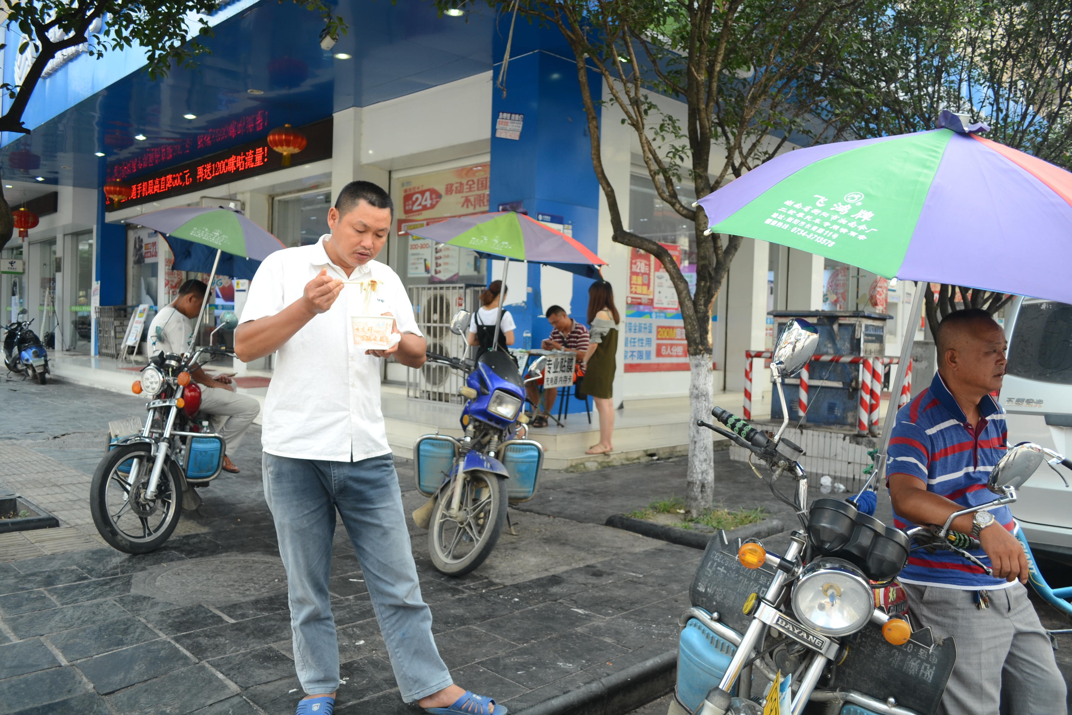 摩的会故意绕路加价吗,摩的拉客8元起步