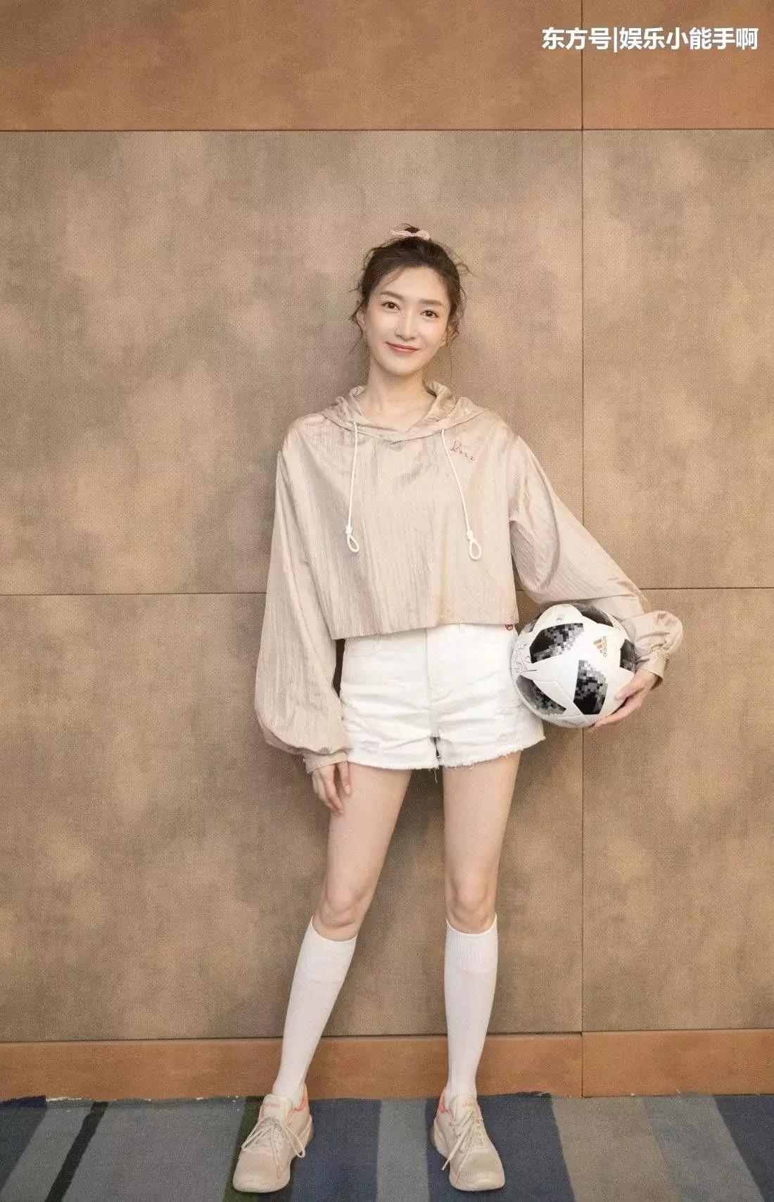 江疏影厉害了，裙子已经短到尽头还在腿间剪掉一块，看着脸都红了