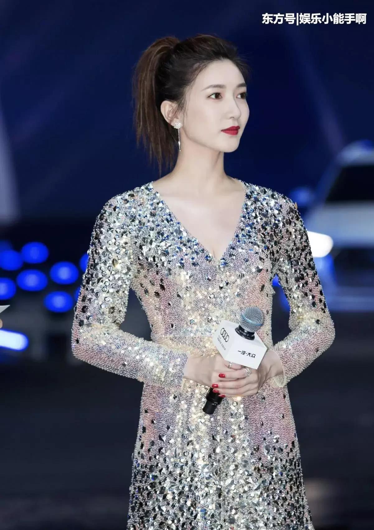 江疏影厉害了，裙子已经短到尽头还在腿间剪掉一块，看着脸都红了