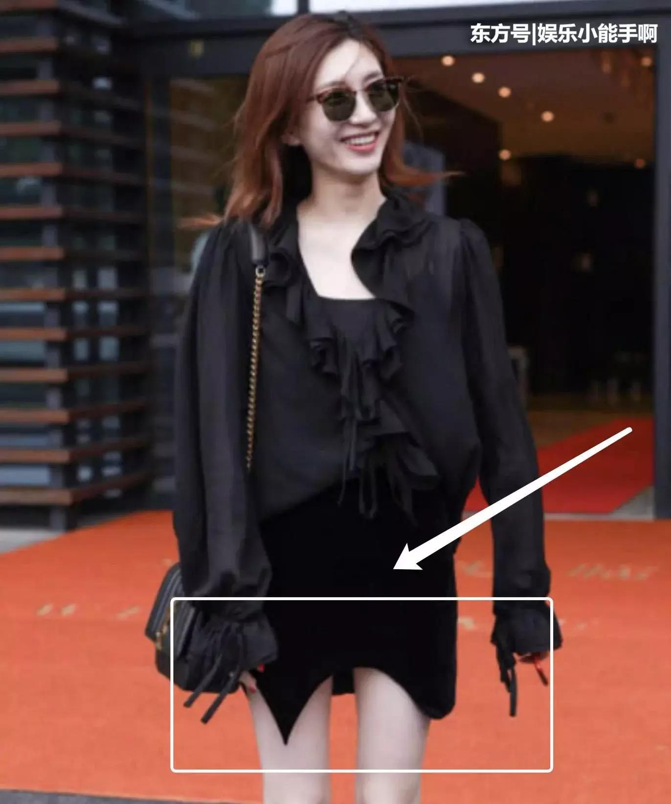 江疏影厉害了，裙子已经短到尽头还在腿间剪掉一块，看着脸都红了