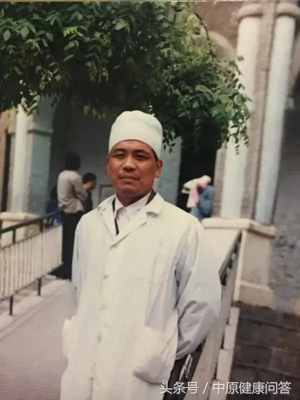 38度高温依然坚持去上班,高温下七旬老人