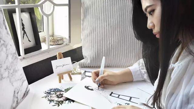 新加坡才女用口红和指甲油创作的高定礼服,居然比设计师手稿还要美!