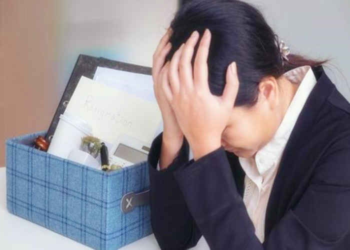 90后员工给老板结婚请柬，老板当面写12个字递回，员工一看傻了眼