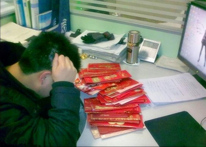 90后员工给老板结婚请柬，老板当面写12个字递回，员工一看傻了眼