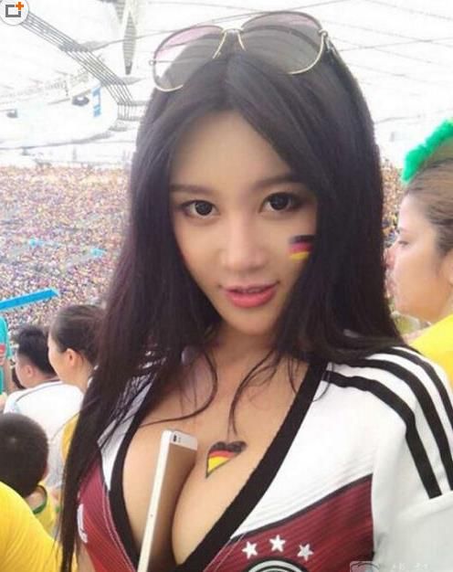 世界杯夹手机的女子,世界杯上夹手机的女子
