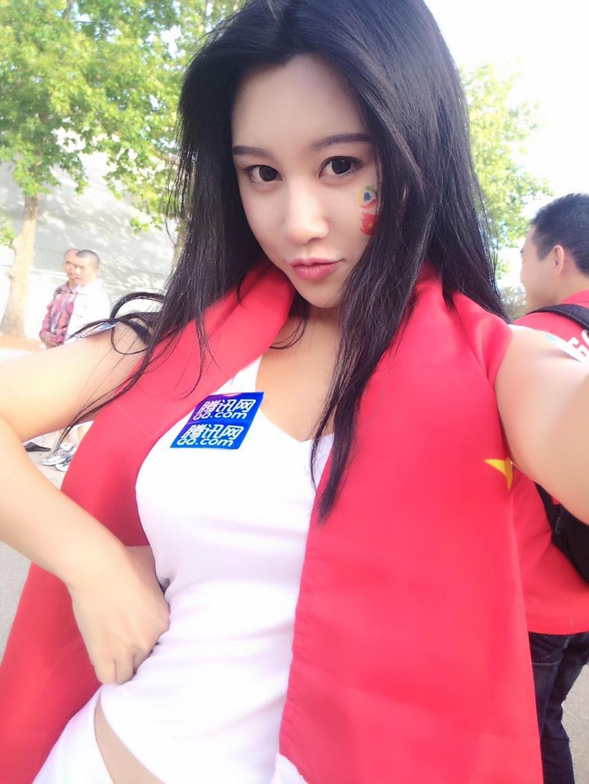 世界杯夹手机的女子,世界杯上夹手机的女子