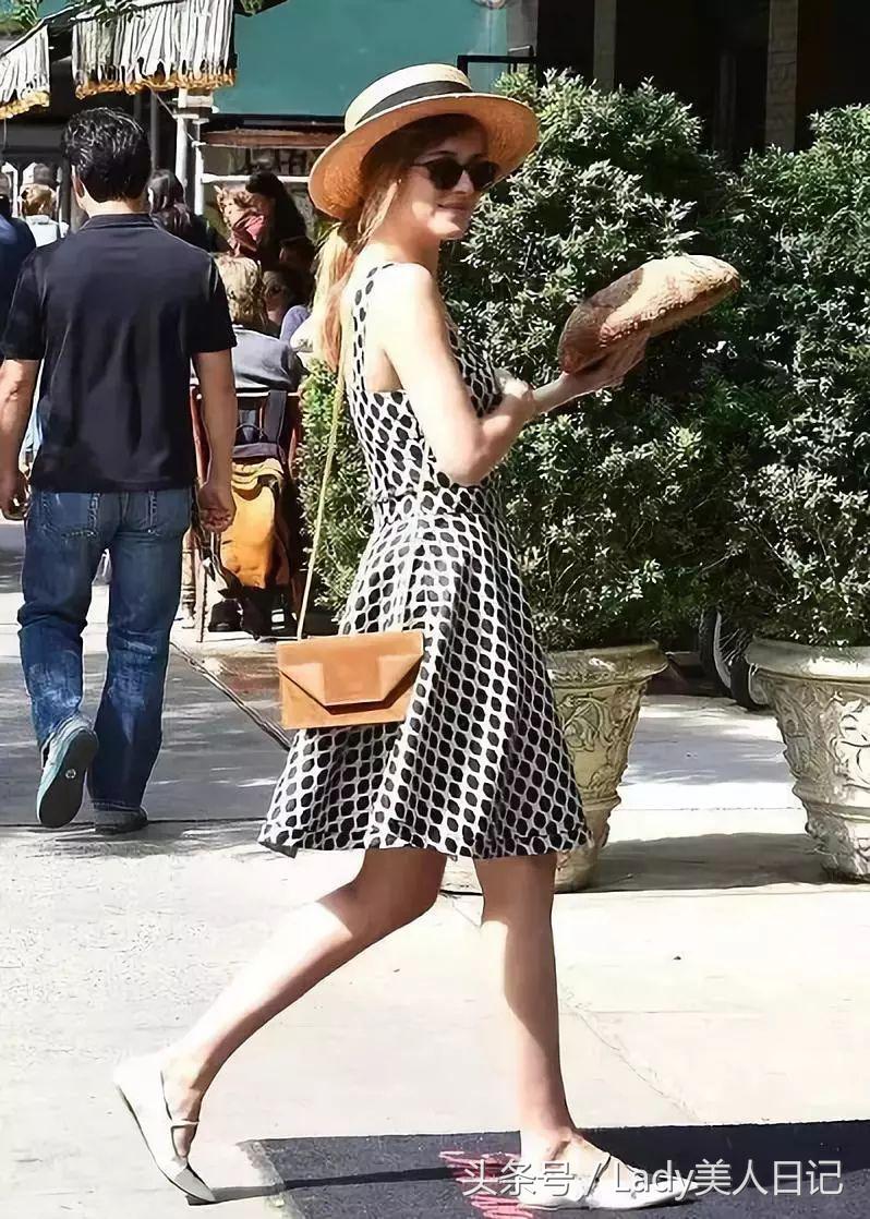 既能穿高跟鞋也能驾驭的平底鞋,平底鞋这样穿也能显腿长