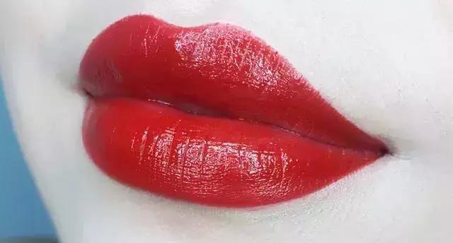 她用200万面霜公开打脸小红书女星？娱乐圈化妆品同款扒料！