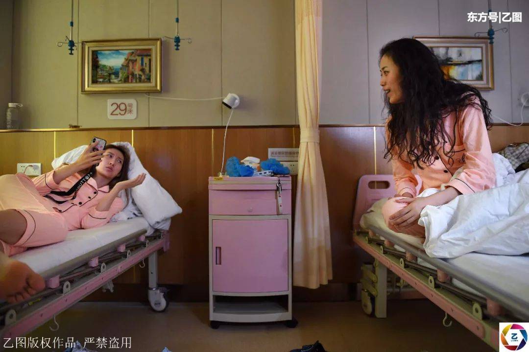 闂鸿湝涓や汉闅嗚兏,闂鸿湝鍚屾椂闅嗚兏