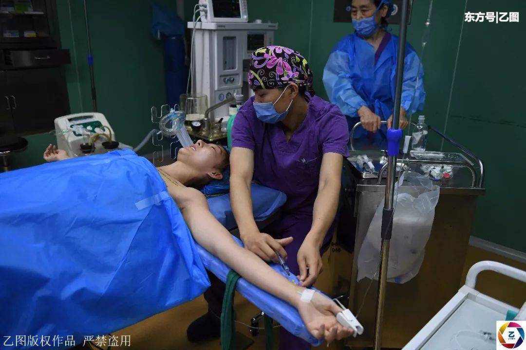 闂鸿湝涓や汉闅嗚兏,闂鸿湝鍚屾椂闅嗚兏