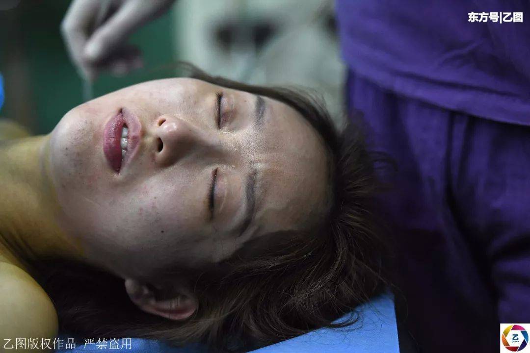 闂鸿湝涓や汉闅嗚兏,闂鸿湝鍚屾椂闅嗚兏