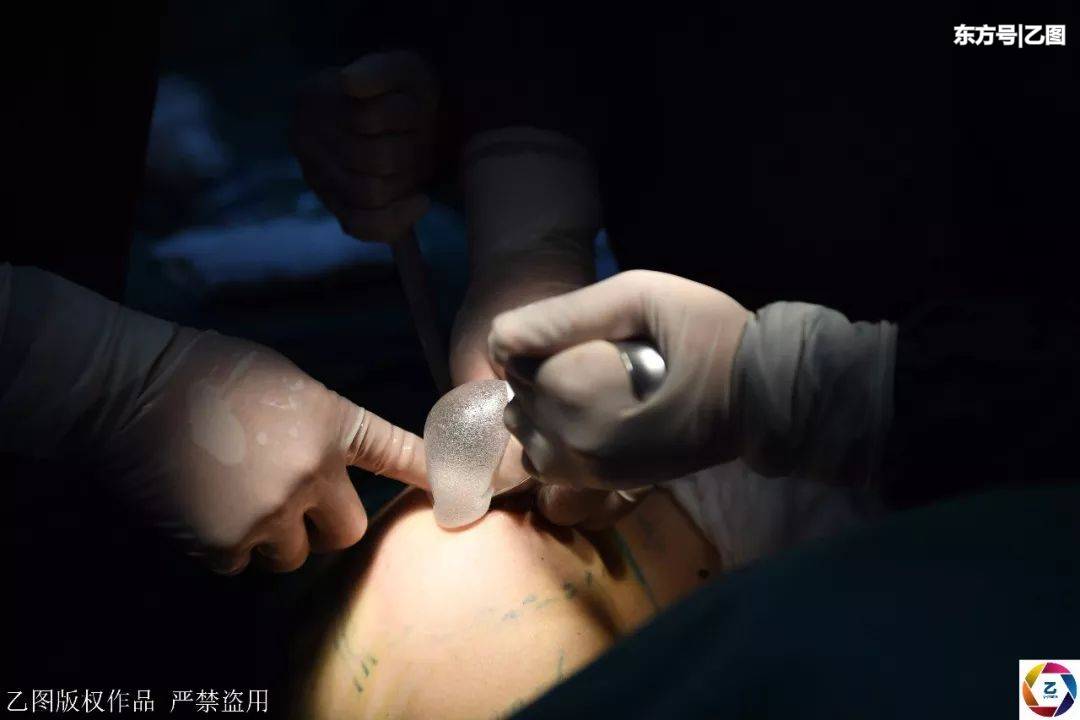 闂鸿湝涓や汉闅嗚兏,闂鸿湝鍚屾椂闅嗚兏