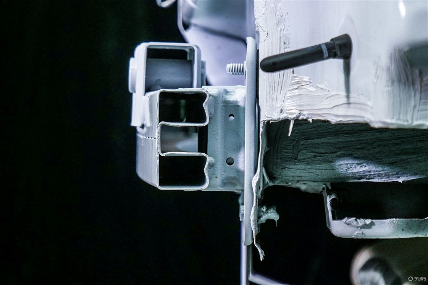 大飙车奔腾x40前后防撞梁,奔腾x40后高位刹车拆解