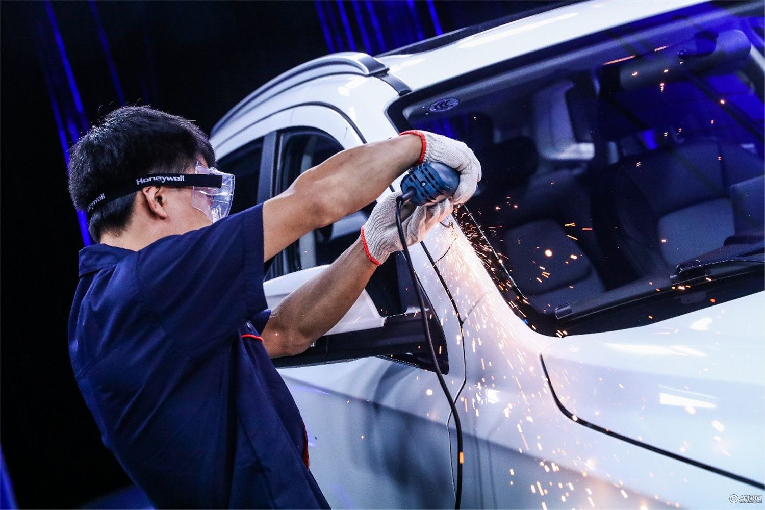 大飙车奔腾x40前后防撞梁,奔腾x40后高位刹车拆解