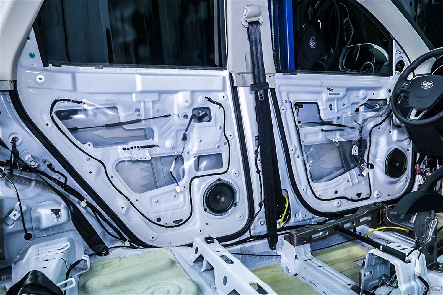 大飙车奔腾x40前后防撞梁,奔腾x40后高位刹车拆解