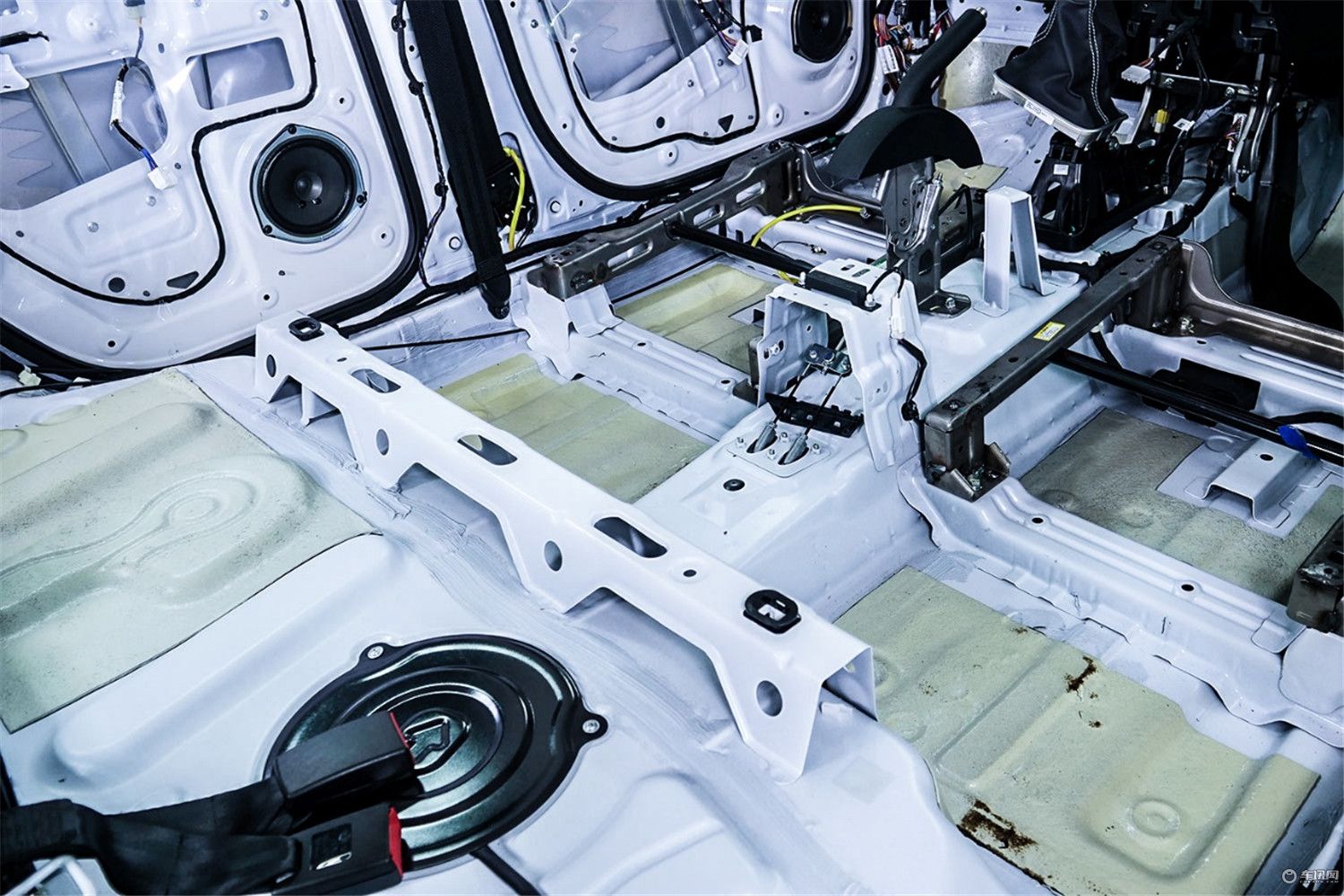 大飙车奔腾x40前后防撞梁,奔腾x40后高位刹车拆解