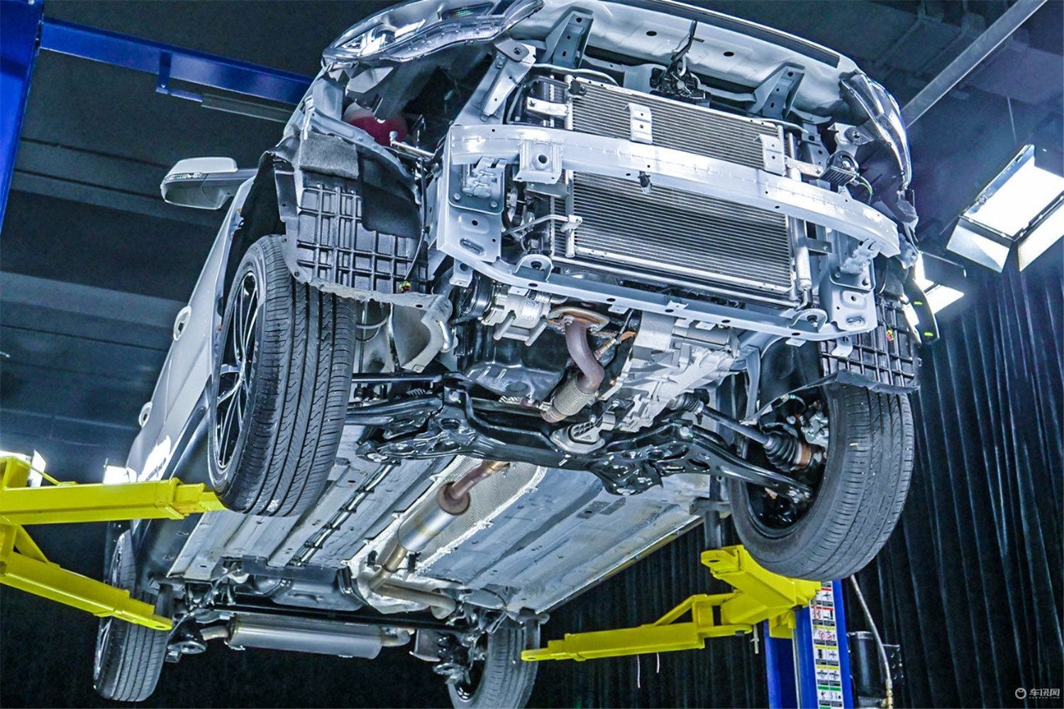 大飙车奔腾x40前后防撞梁,奔腾x40后高位刹车拆解