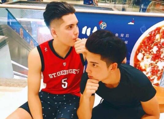 网红摇摇桥小哥,网红摇摆桥小哥