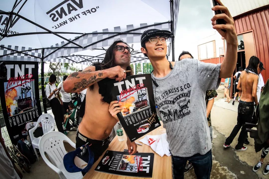 潮闻快食知名鞋店Solebox要求买家上脚离店！