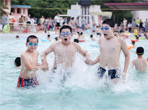 夏季出汗多时避免中暑应多喝什么,夏季为了预防中暑应多喝什么水