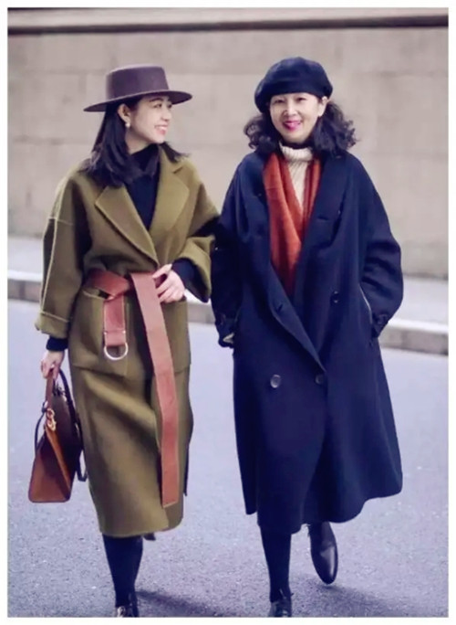 三木妈妈最新穿搭黑大衣,三木藏青色最新冬款大衣