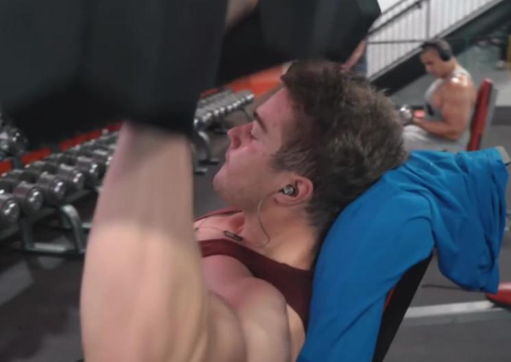 肩部疼痛最容易忽略的一点,健身训练中容易出错