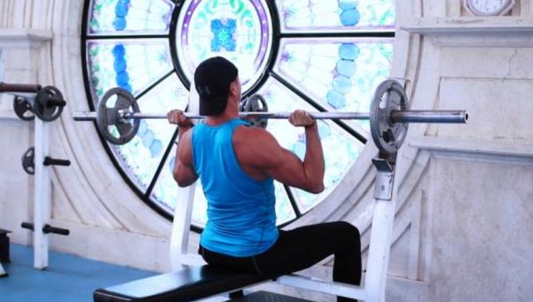 肩部疼痛最容易忽略的一点,健身训练中容易出错