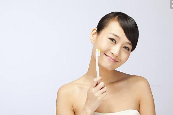 牙齿上的黑三角是怎么形成的,牙齿上的黑三角怎么治疗