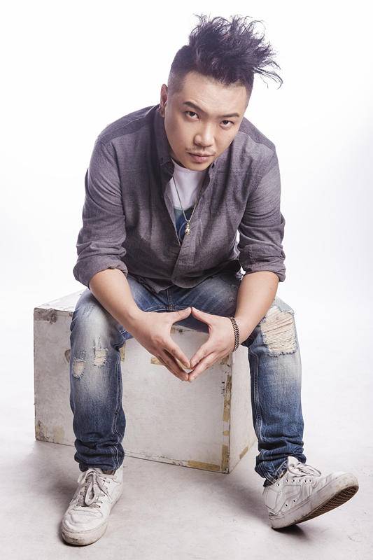 男神女神直播唱歌玩游戏撕腿毛？这档《酷狗哆来咪》有点狠！