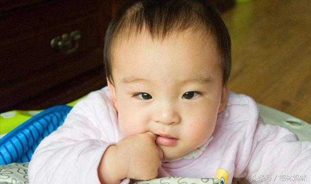 新生儿腹泻的表现及解决办法,宝宝吃母乳腹泻是什么原因造成的