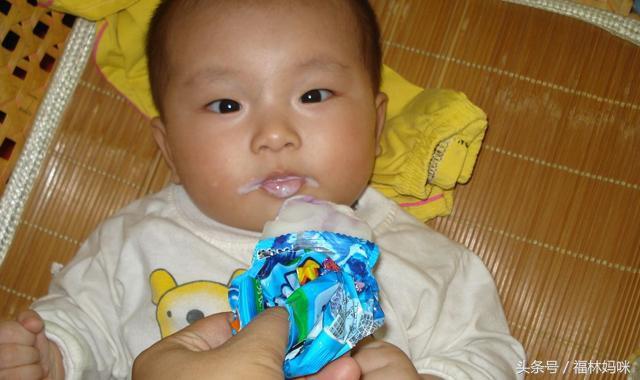 新生儿腹泻的表现及解决办法,宝宝吃母乳腹泻是什么原因造成的