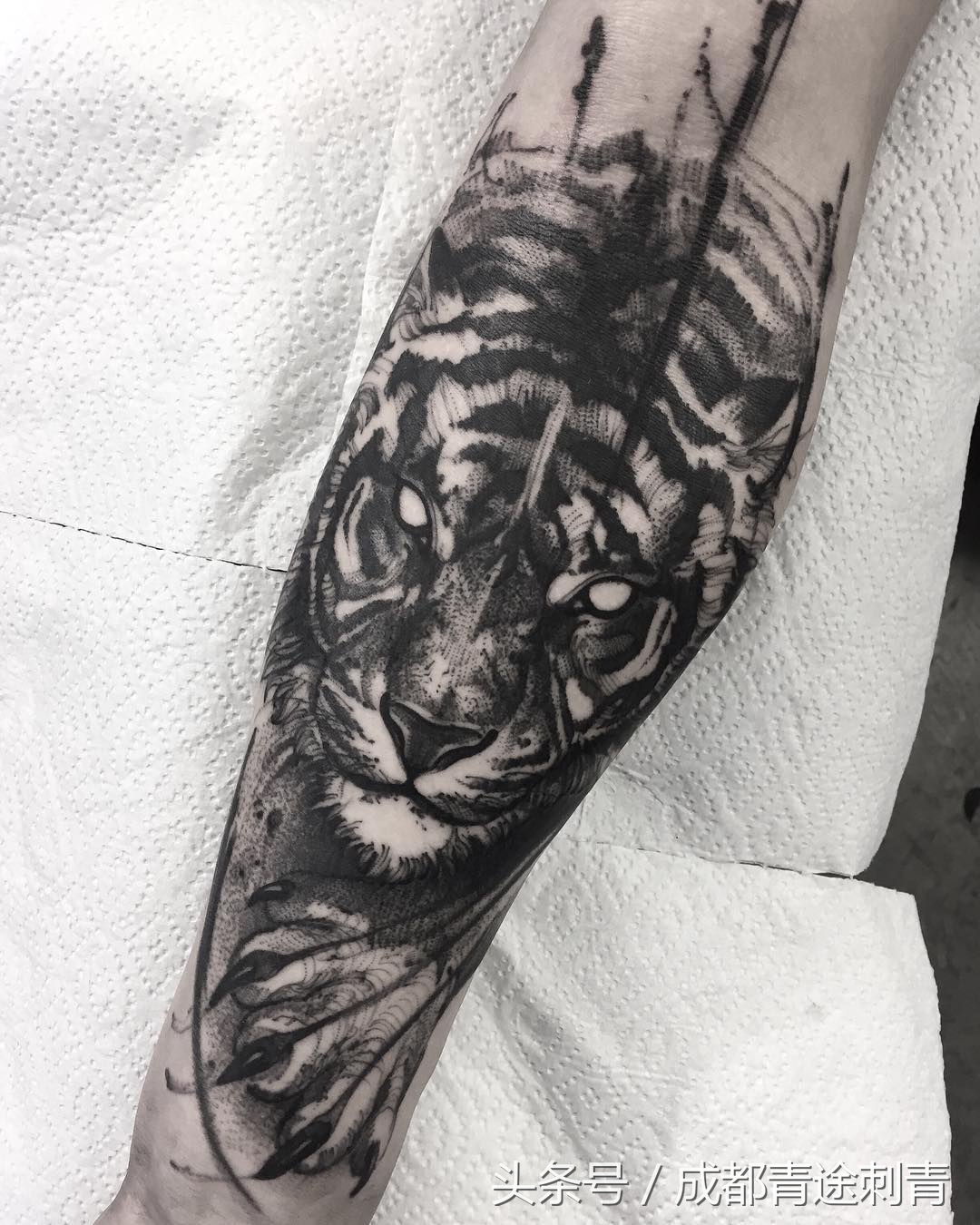 从球场到纹身店，一个差点被足球“耽误”的纹身师