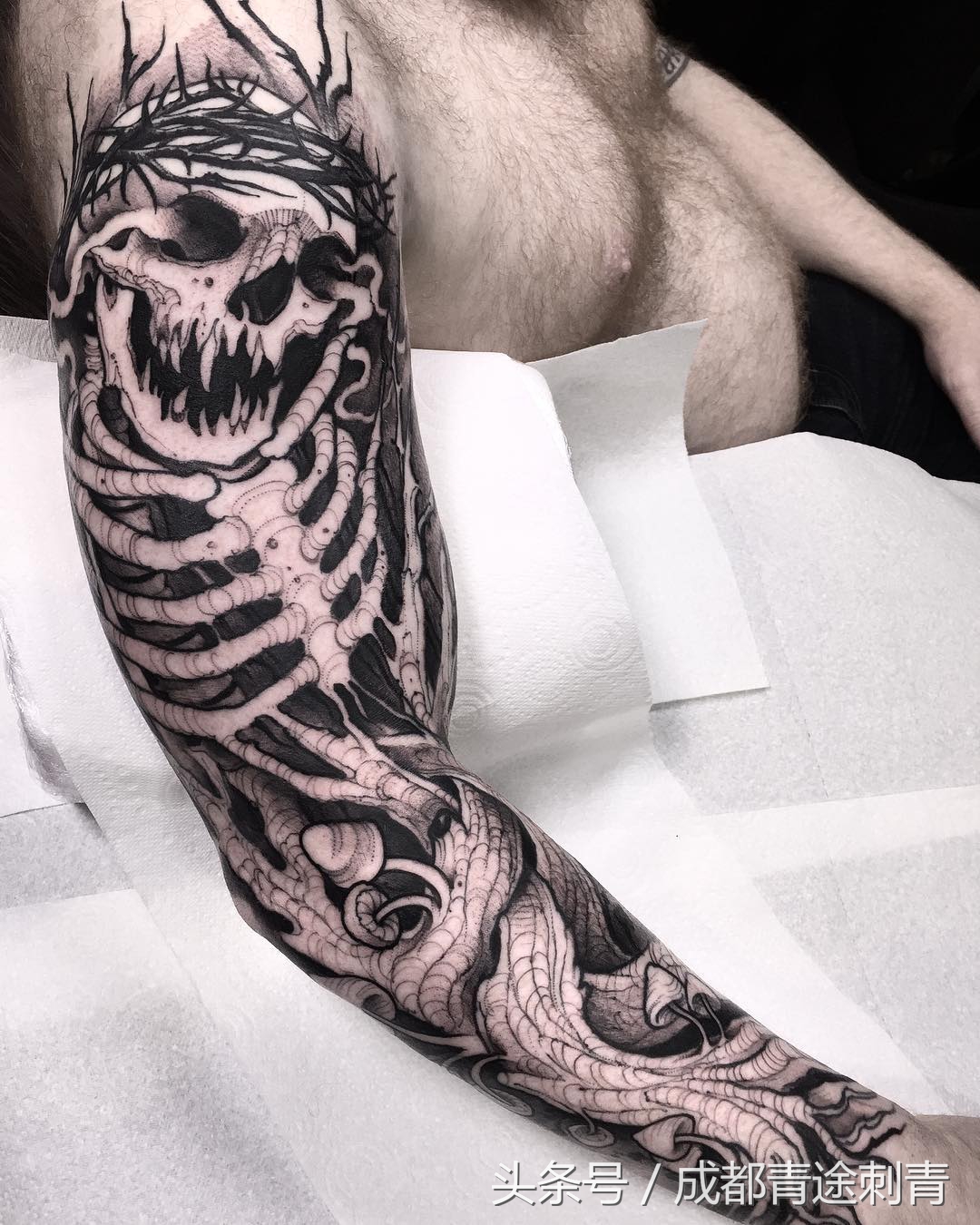 从球场到纹身店，一个差点被足球“耽误”的纹身师