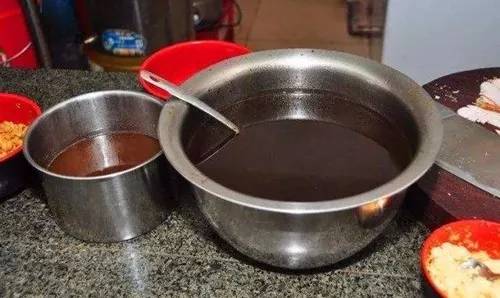 卤菜发黑发酸怎么治,卤菜发黑的原因和解决方法